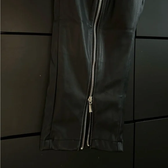 Maniere de Voir adjustable size faux leather - Picture 4 of 6